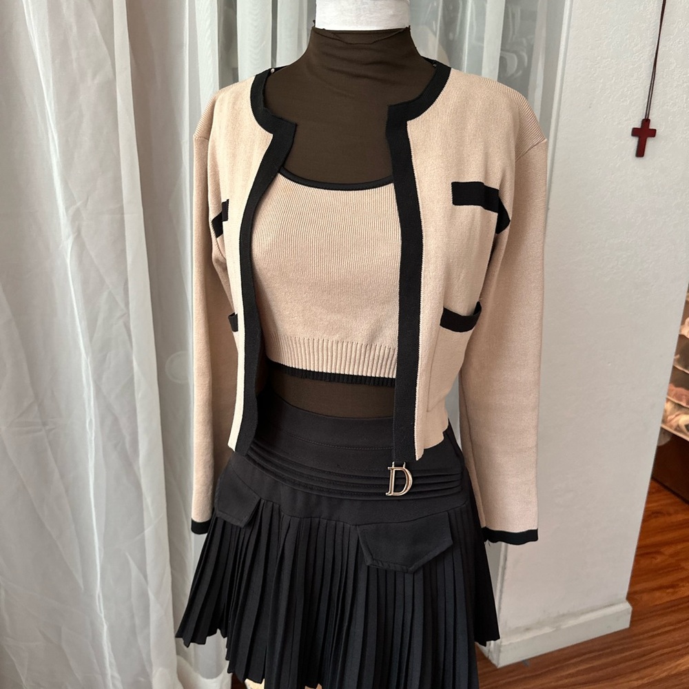 Chic Cream and Black Sleeveless Fitted Crop Top